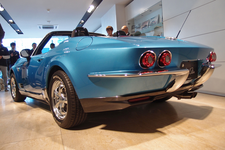 リアビュー。フロントと同じL字型のバンパーが目を引く。