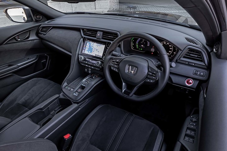 運転席側にボリュームを置いたデザインのインパネ。ダッシュボードの縫い目は、4mm幅で作られたダブルステッチを採用。ステッチ風のデザインではなく、実際に表皮を縫い合わせている。