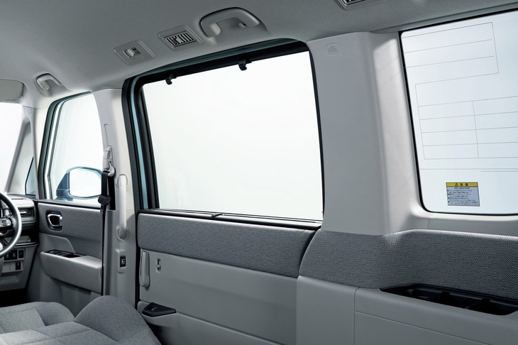 ウィンドウ下端のラインを前から後ろまで水平に通すことで、走行中の視野が安定し、乗り物酔いしにくくなるという。