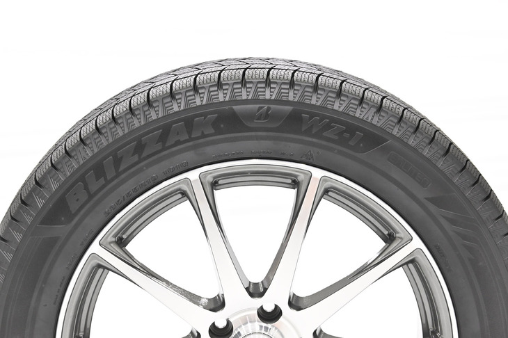 「BLIZZAK」と「WZ-1」の大きなロゴが目を引く「ブリザックWZ-1」のサイドウォール。”WZ”の名称は、英語のZENITHに由来した2つの頂点を意味する“DOUBLE ZENITH”を表したものと説明される。