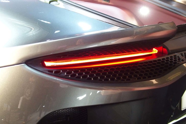 LEDテールライトはシンプルな横一文字のデザイン。ボディー後端は小さなリアスポイラー形状になっている。