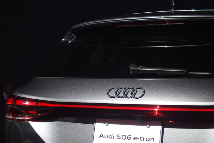 SQ6 e-tron（リアエンブレム）