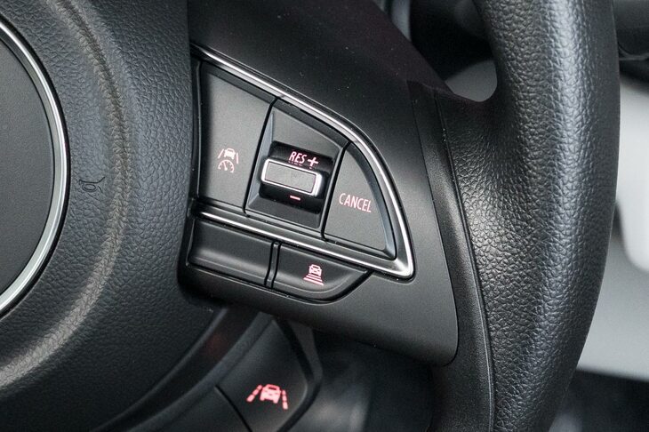 先代と同様、MT車もアダプティブクルーズコントロールを標準装備。当然ながら全車速対応型ではなく、また車速が大きく変わる際にはシフト操作も必要となるが、新型はとにかくエンジンが柔軟なので変速の機会が少なく、操作をわずらわしく感じることはなかった。