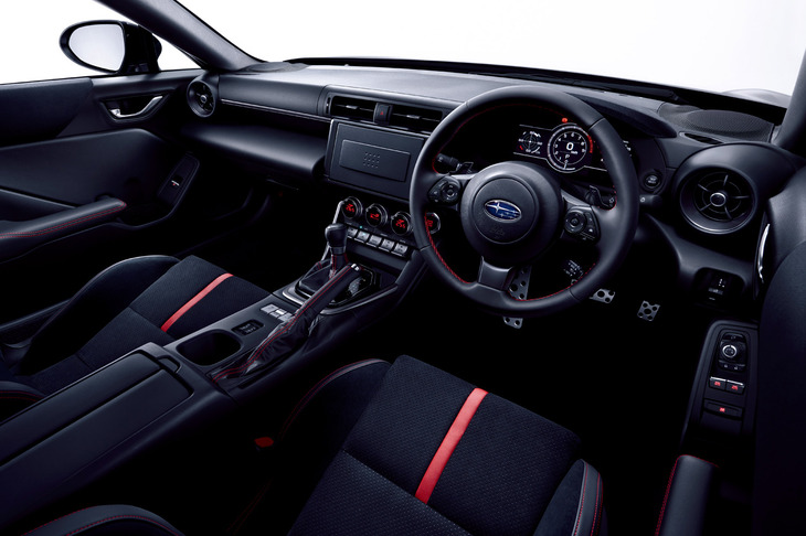 「スバルBRZ S」のインテリア。各所にスエード調の表皮や、サテン調シルバー／クロームメッキの装飾パーツなどが施されている。