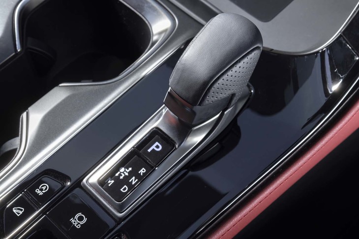 変速機はトルコン式の8段AT。セレクターにはディンプル加工が施された本革が巻かれる。