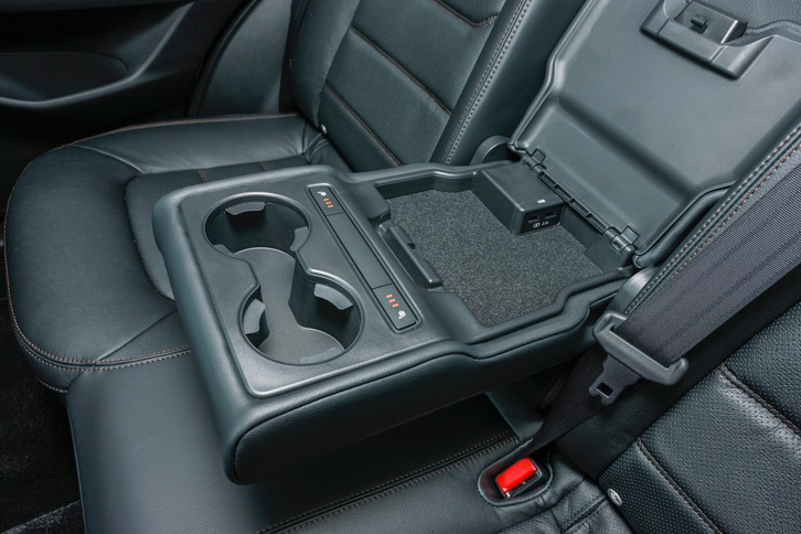 後席センターアームレストには、リッド下に充電用USBポートを備えた収納スペースが新たに設定された。