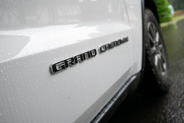 「グランドチェロキー」は、Dセグメント以上の輸入ラージサイズSUV市場において、輸入車の定番たる“ドイツ御三家”のモデルを抑え、2019年の販売台数No.1に輝いた。