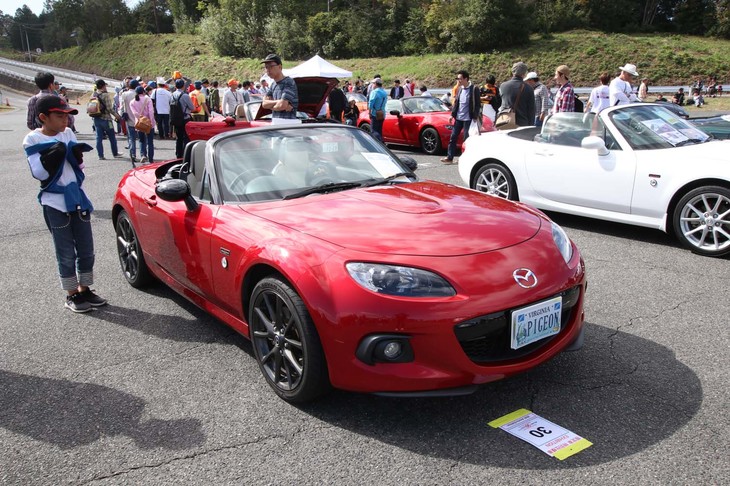 NC型「25周年記念限定車」。25周年を記念した限定車は、国内25台のみと超希少な存在だ。NCに通常は設定されないソウルレッドプレミアムメタリックの外装や、部品を厳選し回転フィールを向上させたエンジンなど、特別仕立てだった。くしくも20周年記念車もNC型がベースであった。