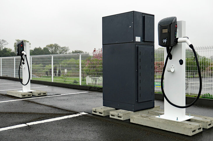 13万円で提供される急速充電器。プラグの形といい「4.9kWhのバッテリーを1時間で90％まで充電可能」という出力といい、なじみのない充電器だと思っていたら、電動バイクの普及が進む台湾の規格のものだった。