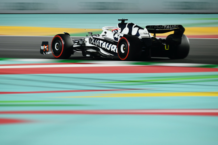 サウジアラビアでのアルファタウリは2台ともトラブル続き。開幕戦8位入賞の角田裕毅は、ウオーターシステムの問題で予選に出られず最後尾。レース前のレコノサンスラップ中にはドライブラインの故障でコース脇にストップ、不完全燃焼のまま終わった。一方、ピエール・ガスリー（写真）は、プラクティス中にドライブシャフトのトラブル、予選ではフロア破損などにも見舞われるも、予選9位から8位入賞。チームとしては2戦連続ポイント獲得となったが、信頼性にかかわる大きな課題を持ち帰ることとなった。（Photo=Getty Images / Red Bull Content Pool）