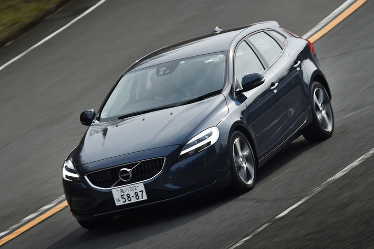 「V40」は「コーナー・トラクション・コントロール」を搭載。コーナリング中にアクセルを開いた際、フロント左右輪のトルクバランスを調整することでナチュラルなハンドリングを実現する。