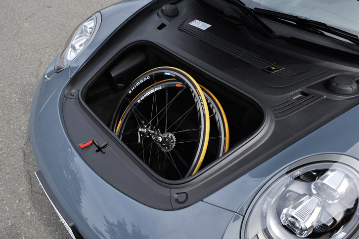 フロント部には直径70cmのロードバイク用ホイールも積載できる。ラゲッジルームの容量は、フロントが145リッター、リアが260リッター。