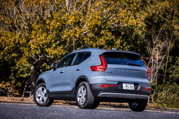 「XC40 B3モメンタム」の外板色は、今回の試乗車がまとっていたオプション（8万5000円）の「サンダーグレーメタリック」を含む、全5種類から選択できる。