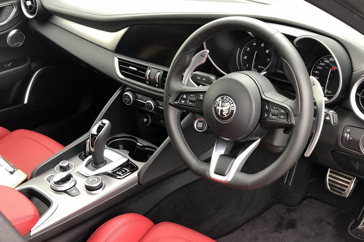 「ジュリア」のインテリア。最新のインフォテインメントシステムやカーナビ、地上デジタルTVチューナー、harman/kardonプレミアムオーディオシステムなどが標準で採用される。装備の充実にも注目だ。