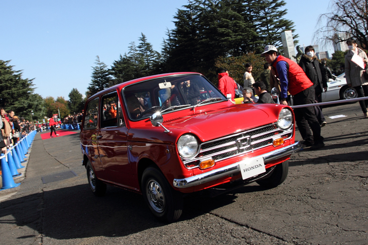 ホンダコレクションホールから特別出展された1967年「ホンダN360」も走行を披露した。