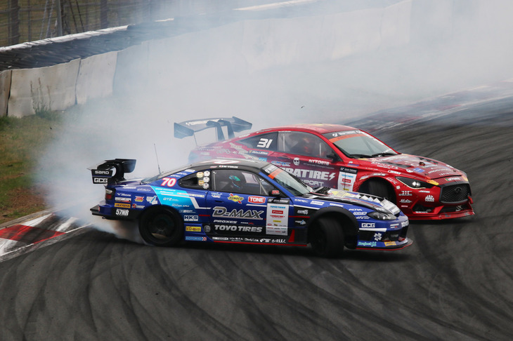 決勝は、「インフィニティQ60」を駆る若手の蕎麦切広大選手とS15「シルビア」を駆るベテラン、横井昌志選手の対決に。いずれも見事な走りを見せたが、横井選手が老練なテクニックを駆使し、見事に優勝を飾った。