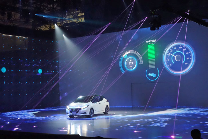 ムービーが終了し、いよいよ実車が登場。ステージ上で運転支援システム「プロパイロット」や自動駐車システム「プロパイロット パーキング」のデモンストレーションを披露した。