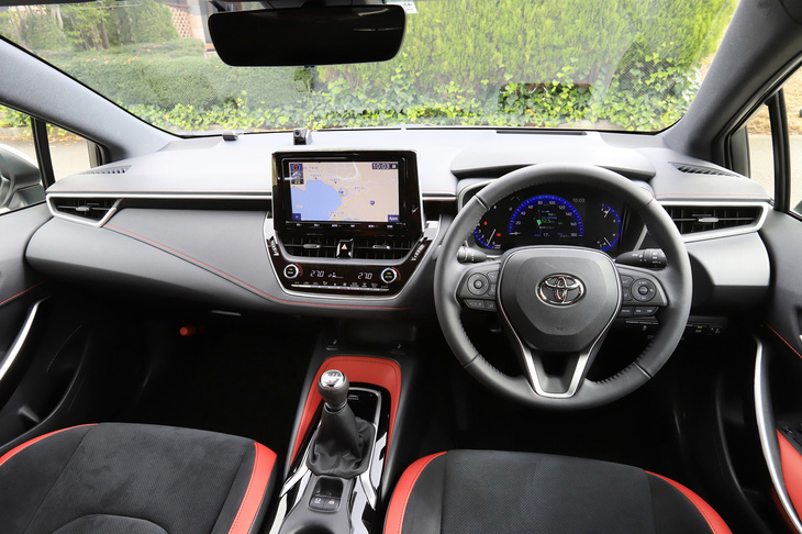 今回試乗したのは、1.2リッターターボ車の上級グレード「G“Z”」。インテリアでは、ステッチ入りの合皮が張られたダッシュボードが目を引く。