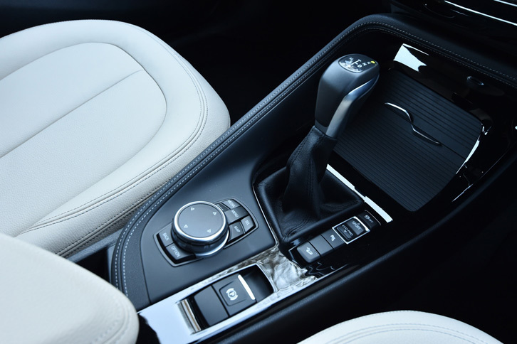 センターコンソールは助手席側に仕切りを設けた“ドライバーオリエンテッド”な意匠が特徴。ほかのBMW車と同じく、8段ATのシフトセレクターや走行モードの切り替え機構、ダイヤル式のインフォテインメントシステムのコントローラーなどが備わる。