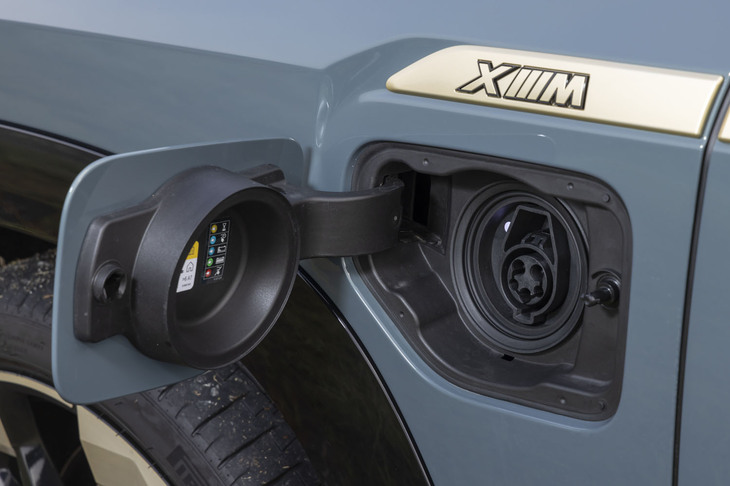 充電ポートは左のフロントフェンダーに備わっている。普通充電のみに対応する。