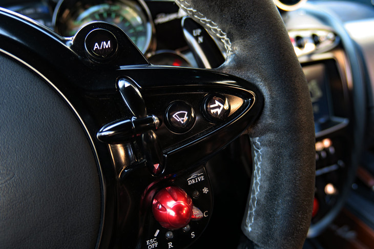 パガーニ・ウアイラ ロードスターBC（ステアリングスイッチ）