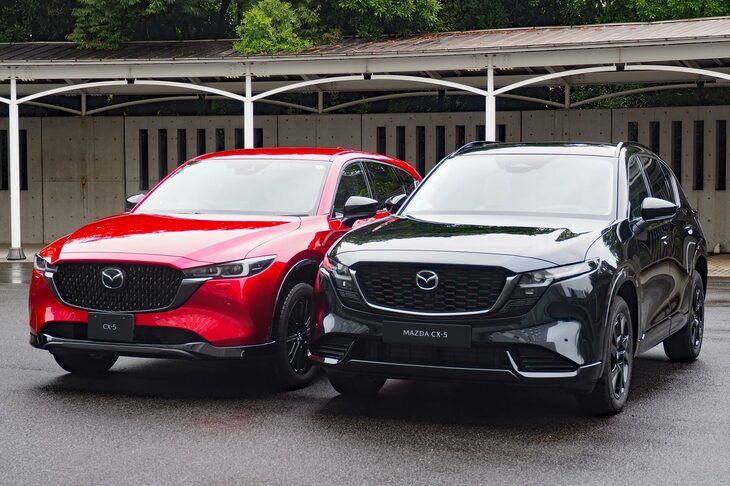 新型（写真右）と旧型（同左）の「CX-5」。こうしてみると、ボリュームの違いが非常に分かりやすい。キャビンはもちろん、フロントまわりの厚みもかなり違う。