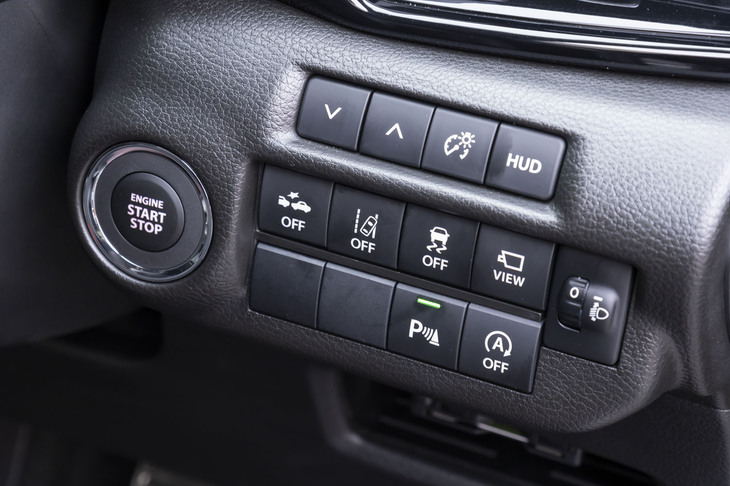 ステアリングホイールの右側には装備の豊富さを誇示するかのようにスイッチ類がズラリと並んでいる。