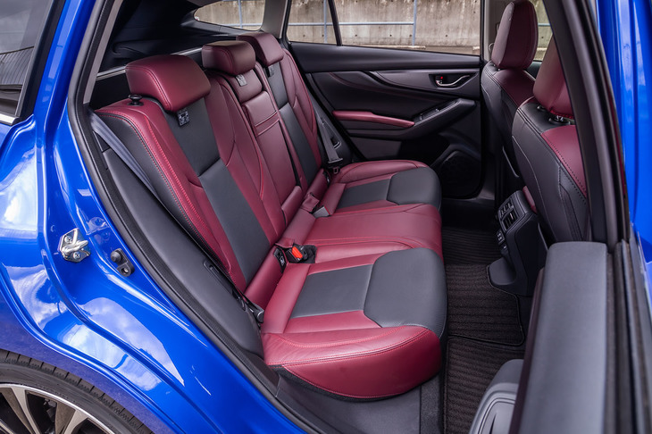 フロントシートと同様のデザインが用いられたヒーター内蔵（左右部分）のリアシート。背もたれには40：20：40の分割可倒機構が備わっている。