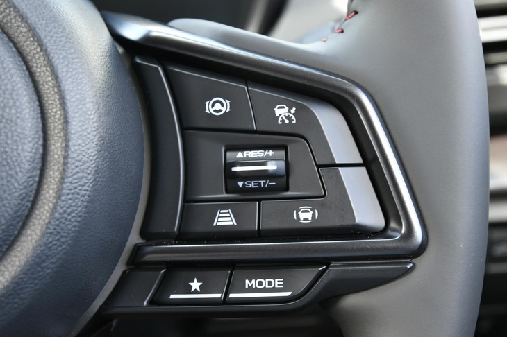 運転支援システムのスイッチは、ステアリングホイールの右側スポーク上に配される。写真でコの字型に並ぶスイッチのうち、右下に位置するのが「アイサイトX」の操作スイッチ。