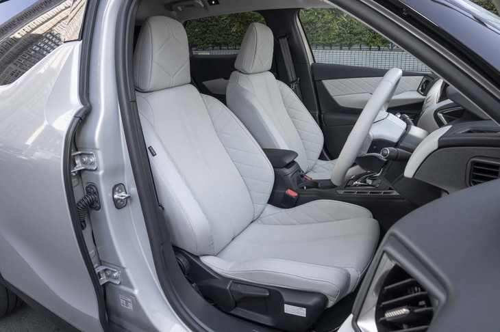 ナッパレザーとファブリックで仕立てられた「DS 3クロスバックE-TENSE」のシート。ポジションの調節機構は手動式。