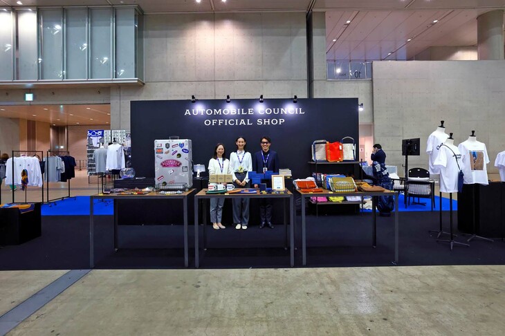 オフィシャルショップの出店も10回目を迎えた。当初と比べるとスペースは広がり、商品も充実した。（写真：荒川正幸）