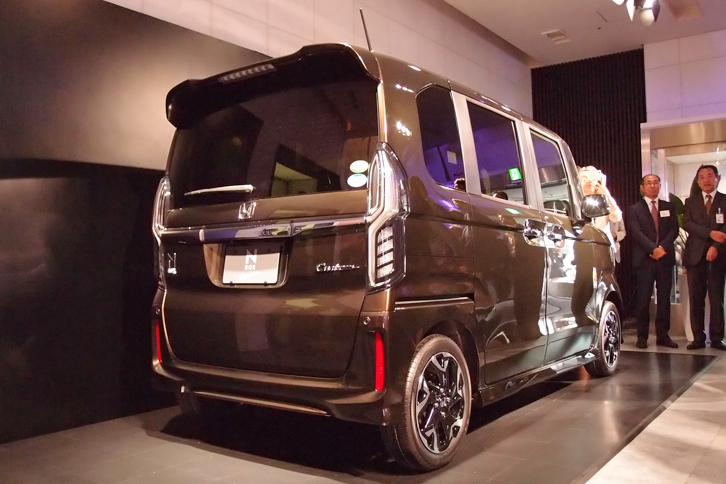 クロームメッキの装飾や、特徴的な意匠のリアコンビランプが目を引く「N-BOXカスタムG・L ターボ Honda SENSING」のリアビュー。