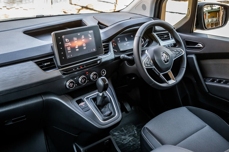 外装同様、丸みを帯びた従来型よりややシャープ寄りの意匠となったインテリア。各部の質感は顕著に向上し、装備も大幅に強化された。（写真：花村英典）