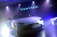 東京・青山の旗艦店「アストンマーティン東京」で行われた発表会の様子。