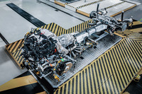 「ウルトラパフォーマンスハイブリッド」と名づけられた、新型「コンチネンタルGTスピード／GTCスピード」のハイブリッドパワートレイン。同じメカニズムは新型「フライングスパー」にも採用されている。