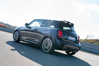 エクステリアがピアノブラックのパーツで引き締められている「MINIジョンクーパーワークスGPインスパイアードエディション」。