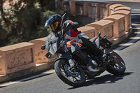 オンロードでも高い操縦性を披露する「390アドベンチャー」。その挙動は、軽やかでありながらも落ち着いている。