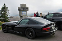 今やすっかり観光スポットとなった渋峠の展望駐車場にて、国道最高地点の碑を記念撮影。人がいっぱいで簡単には撮影できず、駐車場の前を往復したあげく昼食を挟んで再チャレンジ。ようやくクルマと一緒に写真に収められましたわ。