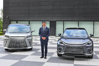 2023年9月の「LEXUS SHOWCASE」より、「LBX」（写真向かって右）と「LM」（同左）と、レクサスインターナショナルの渡辺 剛プレジデント。「ユニファイドスピンドル」は、今後さまざまな車種に取り入れられていくようだ。（写真：荒川正幸）