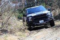 アイポイントの高さとエッジの立ったボンネット形状がかなえるフロントまわりの良好な“見切り”は、オフロード走行ではもちろん、狭い場所のすり抜けでも役に立つ。