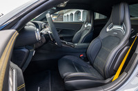 バケット形状のシートはバックレストにAMGロゴが入る。第2世代に生まれ変わってキャビンが格段に広くなったのもポイントだ。