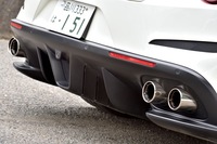 本格的なデザインのリアディフューザーが後ろ姿をスポーティーに彩る。