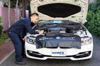 エンジンルームをのぞき込む山本さん。オイルやクーラントの状態、ベルト類の摩耗などが細かくチェックされる。