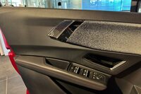 イメージスケッチで表現されたダッシュボードとの連続性は、このような形で実現された。なお、展示車につき保護シールが貼られている。