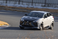 「RZ600e“Fスポーツ パフォーマンス”」はサーキットでドライブ。システム最高出力は「RZ550e」を上回る426PSに強化されている。