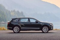 2022年5月にデビューした「ベントレー・ベンテイガEWB」。全長・ホイールベースともに、ベースとなる標準の「ベンテイガ」に対して180mm延長されている。