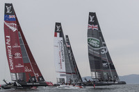 ヨットレースがF1やエアレースと違うのは静けさ。水を切り裂く音と、風でマストがはためく音しかしない。