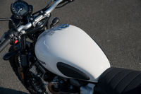 燃料タンクの容量は12リッター（ハイオク仕様）。タンクのカラーは写真の「フュージョンホワイト」のほか、「クランベリーレッド」と「カーキグリーン×マットアルミニウム（ツートンカラー）」もラインナップされる。