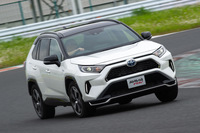 「RAV4 PHV」は「RAV4ハイブリッド」に外部からの充電機能を組み合わせただけではなく、動力性能も大幅に高めたモデルとなっている。