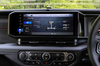 ワイドなタッチスクリーンは、演算速度を5倍に高めたプロセッサーの採用によるレスポンスのよさも特徴。Apple CarPlayのワイヤレス接続に対応するなど、利便性も向上している。